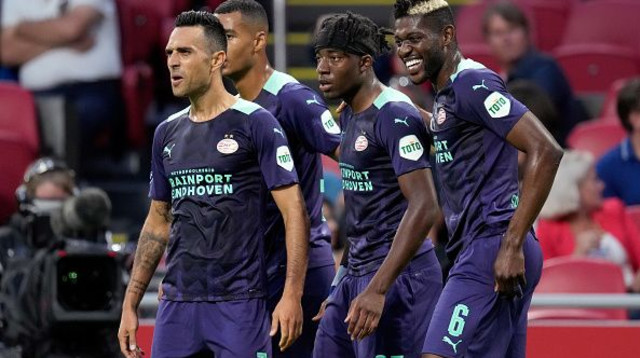 ערן זהבי ושחקני פ.ס.וו חוגגים (צילום: Photo Prestige/Soccrates/Getty Images)