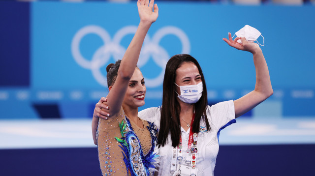 איילת זוסמן ולינוי אשרם חוגגות זכייה בזהב (צילום: Laurence Griffiths/Getty Image)