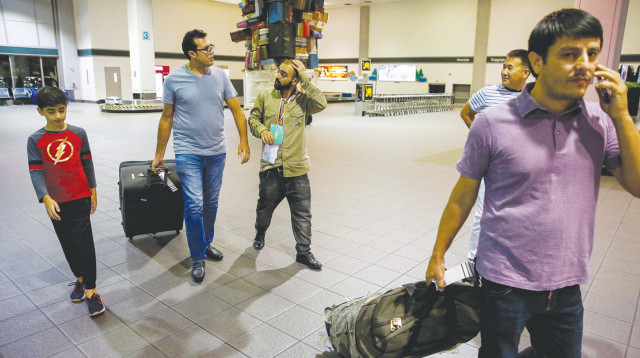 אזרחים עוזבים את אפגניסטן  (צילום: רויטרס)