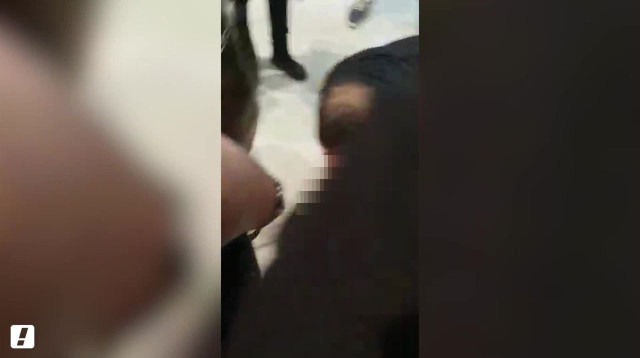 צעיר התעלף לאחר שנאזק בידי שוטרים כי לא עטה מסכה בקניון בטבריה (צילום: אנשי הדממה בפייסבוק)