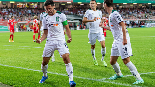 לארס שטינדל חוגג (צילום: Alexander Scheuber/Getty Images)