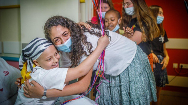 מערך תמיכה עוטף סביב השעון של עמותת 'עזר מציון' (צילום: גדעון שרון)