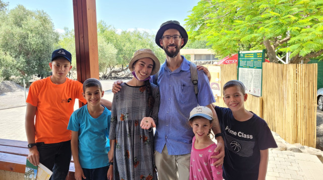 משפחת יצחקי עם המטבע הקדום שמצאו בגן הלאומי כורזים (צילום: דקל שגב, רשות הטבע והגנים)
