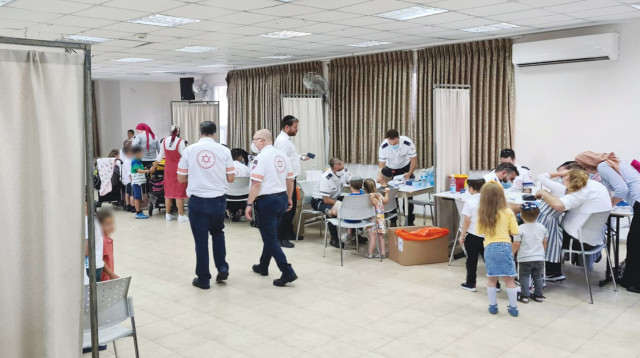 בדיקות סרולוגיות לתלמידים (צילום: מד"א)