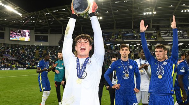 קפה אריסבלאגה עם גביע הסופרקאפ (צילום: Darren Walsh/Chelsea FC via Getty Images)