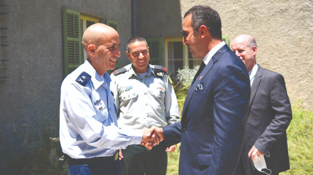 הבכיר הבחרייני עם אלוף טל קלמן (צילום: דובר צה"ל בערבית)