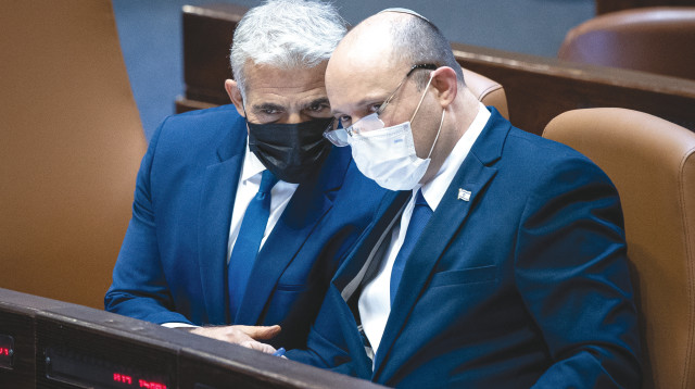 ראש הממשלה נפתלי בנט, שר החוץ יאיר לפיד (צילום: יונתן זינדל, פלאש 90)