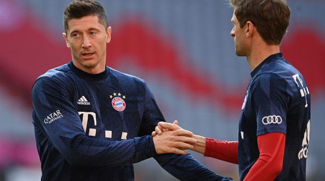 תומאס מולר, רוברט לבנדובסקי (צילום: CHRISTOF STACHE/POOL/AFP via Getty Images)