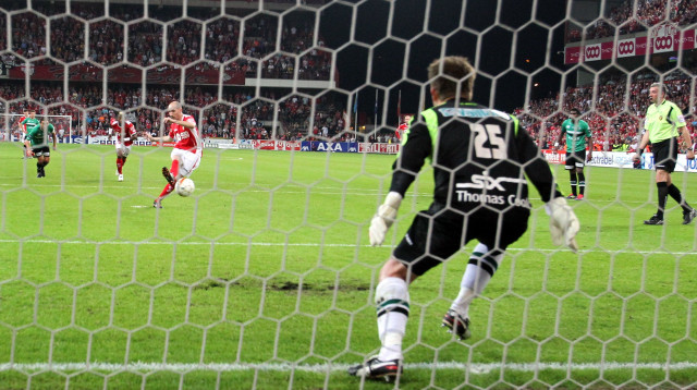 פרנק ברייה בועט פנדל (צילום: MICHEL KRAKOWSKI/AFP via Getty Images)