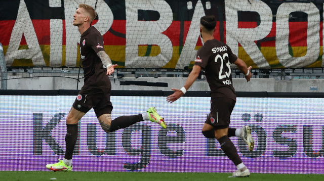 סימון מאקיינוק חוגג (צילום: Martin Rose/Getty Images)