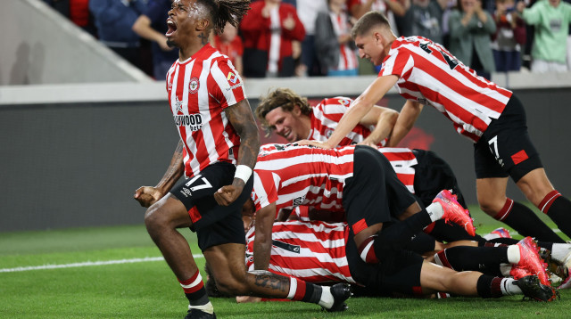 שחקני ברנטפורד חוגגים (צילום: Eddie Keogh/Getty Images)