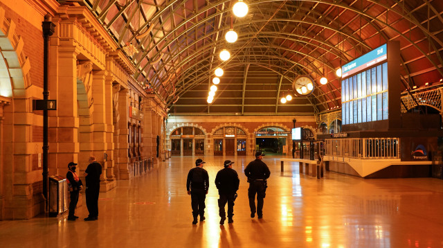 שוטרים אוכפים את הגבלות הסגר בסידני (צילום: REUTERS/Loren Elliott)