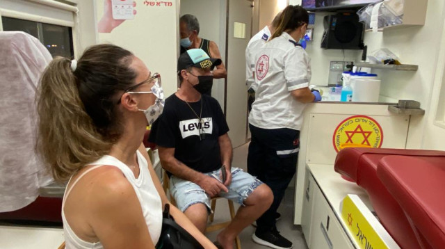 קבלת חיסון שלישי נגד הקורונה בתל אביב (צילום: אבשלום ששוני)