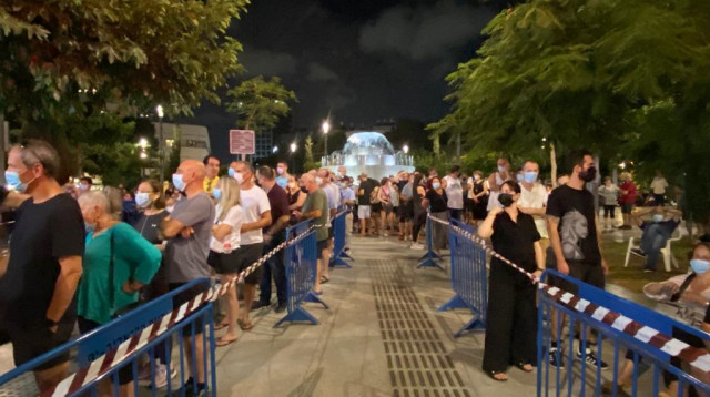 תורי ענק לחיסון השלישי בכיכר דיזנגוף (צילום: אבשלום ששוני)