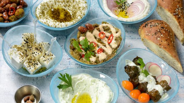 פתיחת שולחן באלבי (צילום: שי בן אפרים)