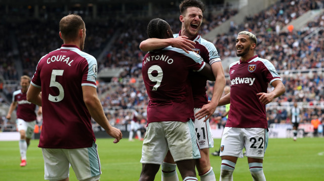 שחקני ווסטהאם חוגגים עם מיקאיל אנטוניו (צילום: Ian MacNicol/Getty Images)
