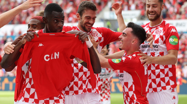 שחקני מיינץ חוגגים (צילום: Juergen Schwarz/Getty Images)