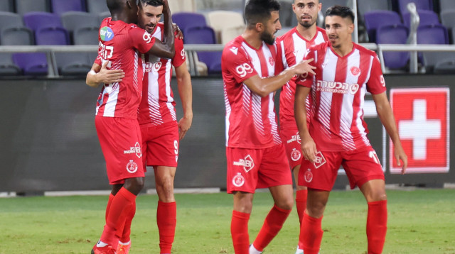 שחקני הפועל תל אביב חוגגים (צילום: דני מרון)