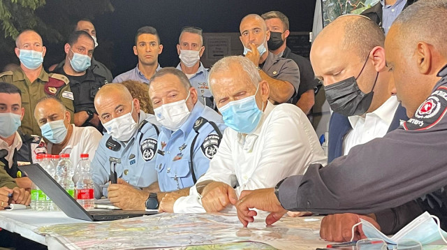 נפתלי בנט ועמר בר לב בתדרוך  (צילום: דוברות המשטרה)