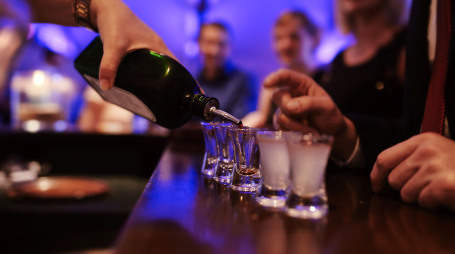 שתיית אלכוהול בבר, אילוסטרציה (צילום: ingimage ASAP)