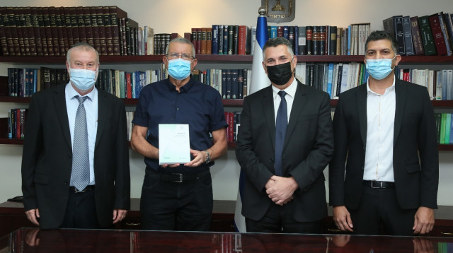 הגשת דו"ח נציב תלונות הציבור (צילום: דוברות משרד המשפטים)