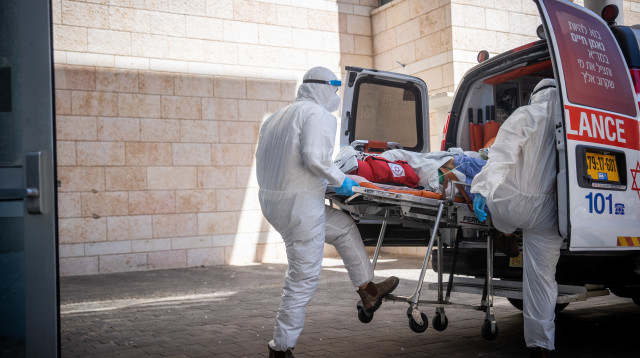 פינוי חולה קורונה (צילום: יונתן זינדל, פלאש 90)