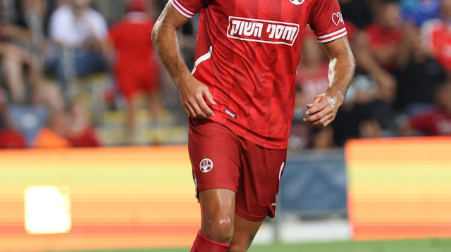 איתי שכטר שחקן הפועל באר שבע חוגגים (צילום: )