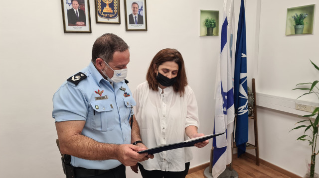 המפכ"ל קובי שבתאי משביע את גאולה, אמה של הדס מלכא ז"ל (צילום: דוברות המשטרה)