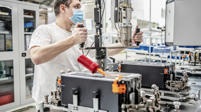 יצור שבבים (צילום: יצרן)