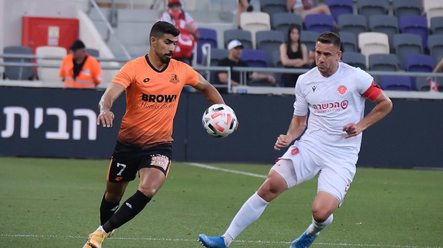 שחקן בני יהודה אריאל לזמי, מול שחקן הפועל תל אביב איאד אבו עביד (צילום: אריאל שלום)