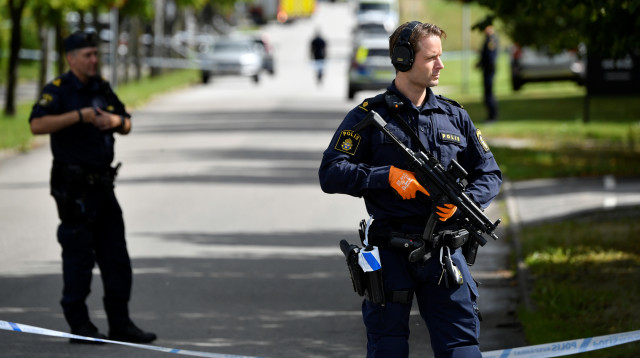 השוטרים מאבטחים את זירת האירוע (צילום: רויטרס)