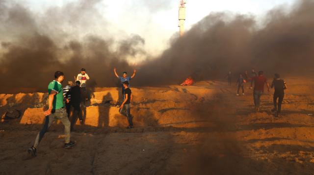 הפגנה ברצועת עזה סמוך לגדר (צילום: עבד רחים חטיב, פלאש 90)