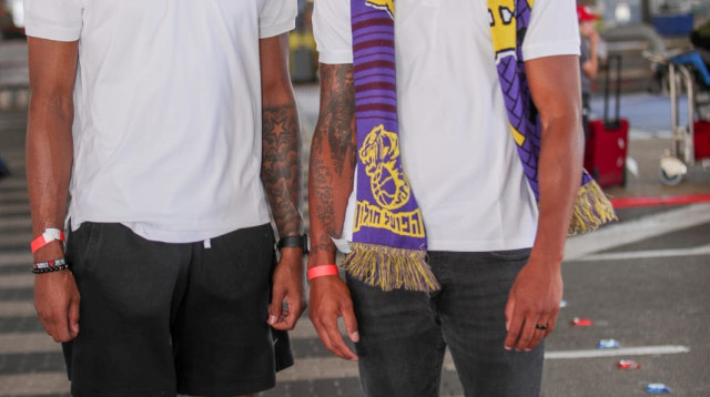 מצפים לתחילת העונה. מארק אוגדן, סטיבן גריי (צילום: אתר רשמי, הפועל חולון)