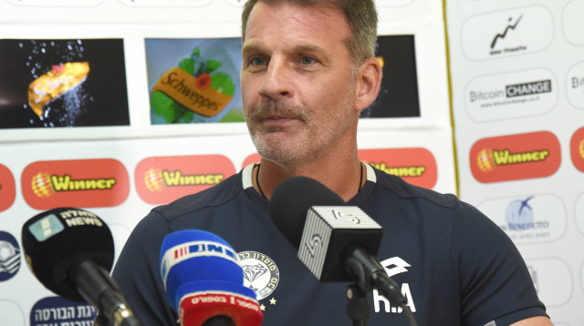 מאמן מכבי נתניה ריימונד אטפלד (צילום: ברני ארדוב)