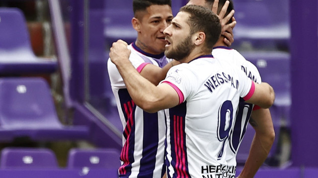 שון וייסמן חוגג עם שחקני ריאל ויאדוליד (צילום: רויטרס)