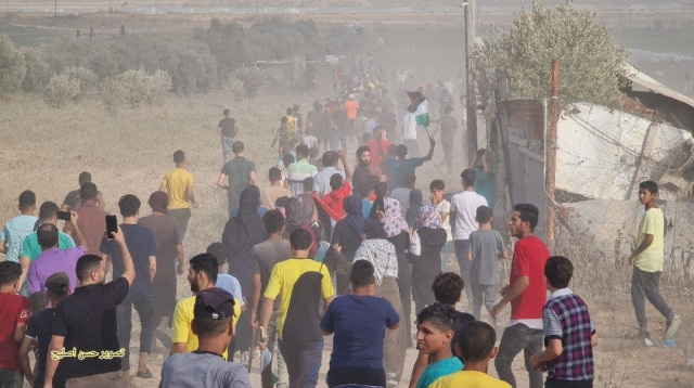 פלסטינים צועדים בעיר עזה לציון יום השנה להצתת מסגד אל אקצא (צילום: רשתות ערביות)