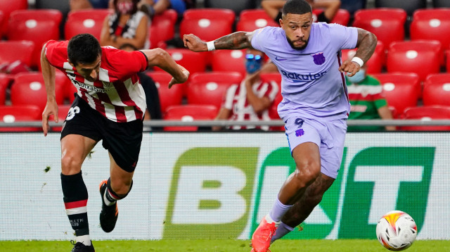 שחקן ברצלונה ממפיס דפאי מול שחקן אתלטיק בילבאו דני ויויאן (צילום: רויטרס)