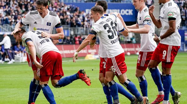 שחקני המבורג חוגגים (צילום: Axel Heimken/picture alliance via Getty Images)