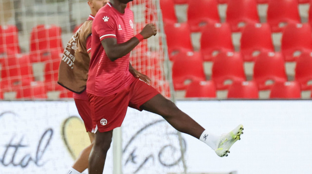 אלטון אקולטסה שחקן הפועל באר שבע בחימום (צילום: דני מרון)