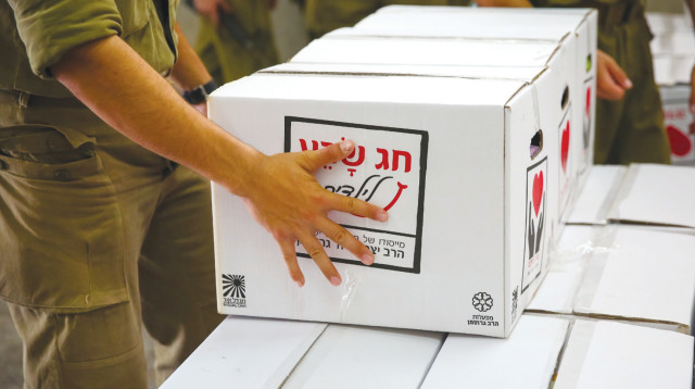 אריזת סלי מזון (צילום: עמותת מגדל אור)