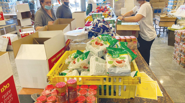 אריזת סלי מזון (צילום: ענבל צח)