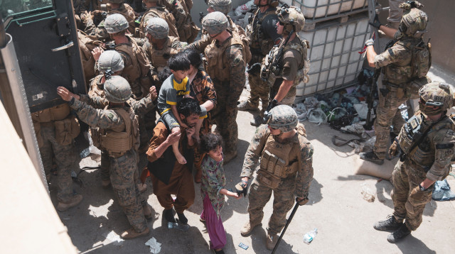 חיילי צבא ארצות הברית מסייעים בפינוי מנמל התעופה בקאבול, אפגניסטן (צילום: U.S. Marine Corps/Staff Sgt. Victor Mancilla/Handout via REUTERS)