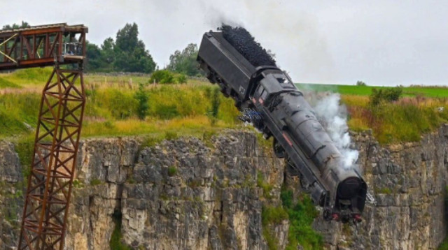 הרכבת מתרסקת מראש הצוק בסט הצילומים (צילום: רויטרס)
