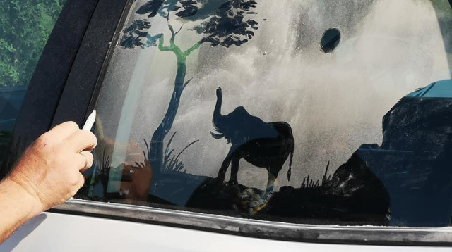 איור באבק שהצטבר על מכוניות (צילום: סטודיו גולן)