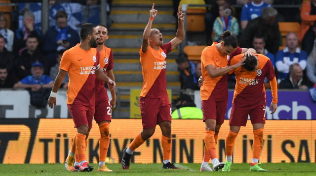 סופיאן פגולי ושחקני גלאטסראיי (צילום: Craig Foy/SNS Group via Getty Images)