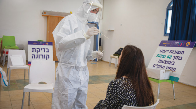 בדיקת קורונה (צילום: אוליבייה פיטוסי, פלאש 90)