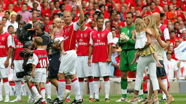 דניס ואסטל בימי התהילה בארסנל (צילום: Popperfoto / Contributor)