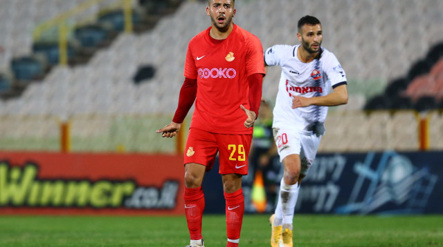 שלו הרוש שחקן מ.ס. אשדוד מול סער פדידה שחקן הפועל חיפה (צילום: לירון מולדובן)