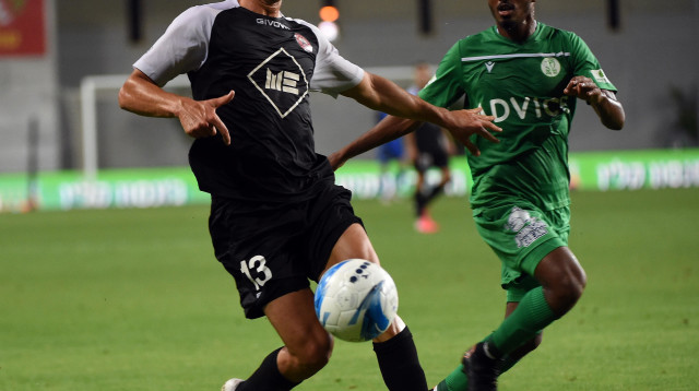 רועי הרמן שחקן הפועל רעננה (צילום: ברני ארדוב)