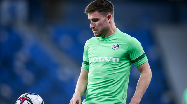 ריאן סטריין שחקן מכבי חיפה בחימום (צילום: מאור אלקסלסי)